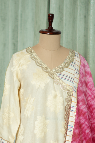 Closeup view of white tissue chanderi kurta with intricate gold embroidery, paired with a pink tie-dye tissue chanderi dupatta, featuring delicate lace detailing
